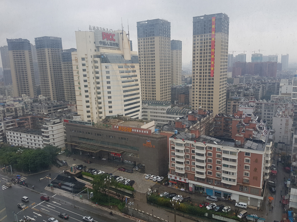 Kunming. Blick aus dem Apartment aus dem 19. Stock