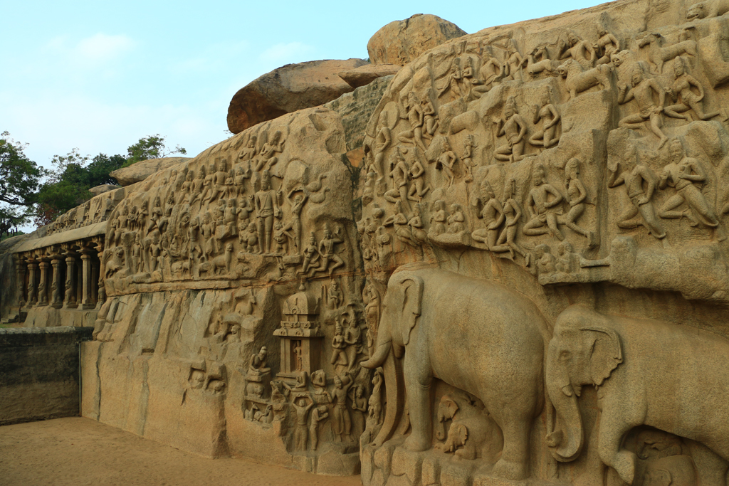 Schon vor Jahrhunderten haben hier die Bildhauer sich mächtige ins Zeug gelegt und indische Epen in den Felsen gemeißelt. 